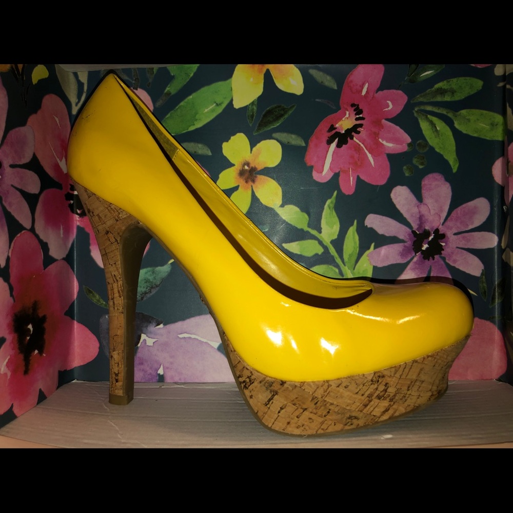 Yellow pumps